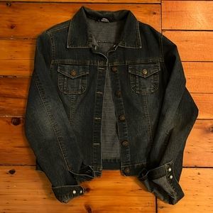 Size medium jean jacket. Fall, boho, denim.